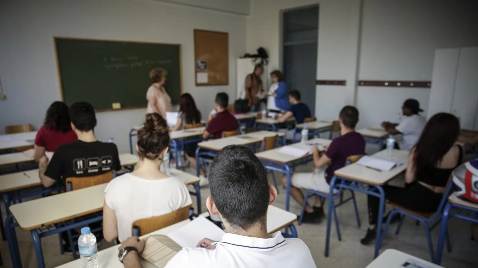 Πανελλαδικές Εξετάσεις: Σε Λατινικά, Χημεία και Αρχές Οικονομικής Θεωρίας εξετάζονται οι μαθητές